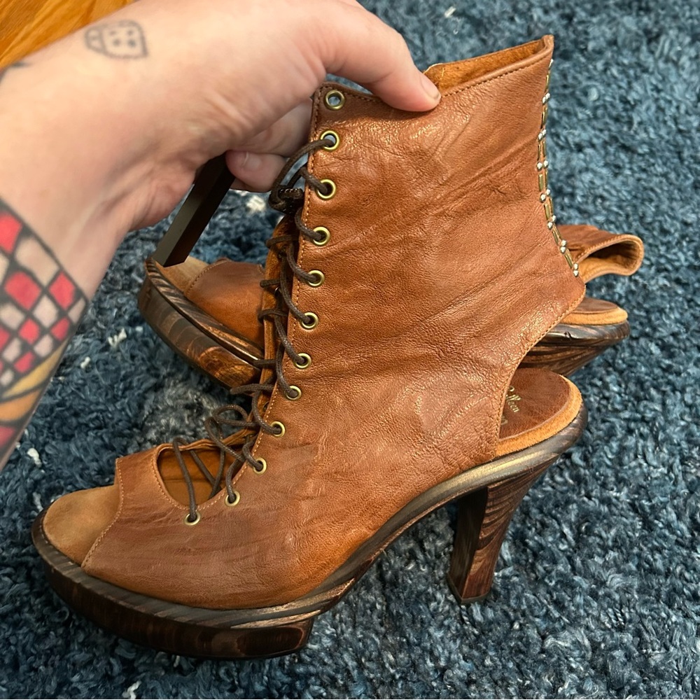 CALLEEN CORDERO LACE UP LEATHER ANKLE BOOTS
